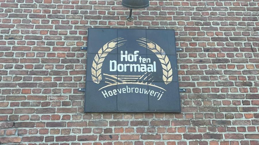 Het uithangbord van hoevebrouwerij Hof ten Dormaal